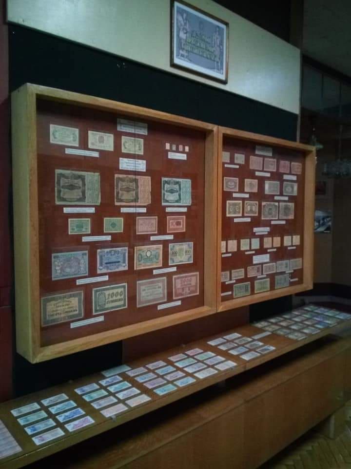 В експозиції представлено оригінальні зразки банкнот, які були в обігу на території України в різні періоди її державності, починаючи з 1918 року.