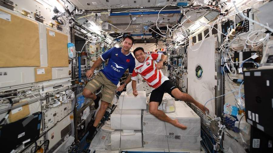 У відкритому космосі кілька годин поспіль працювали двоє астронавтів