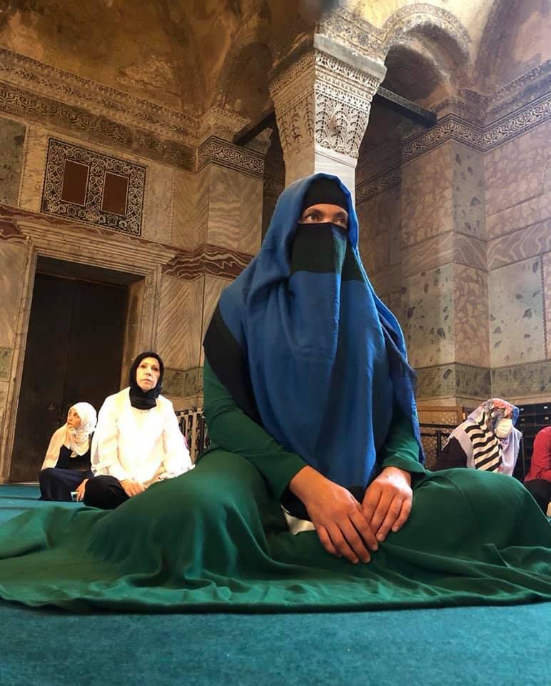 Надія Савченко у паранджі нахвалює іслам, фото