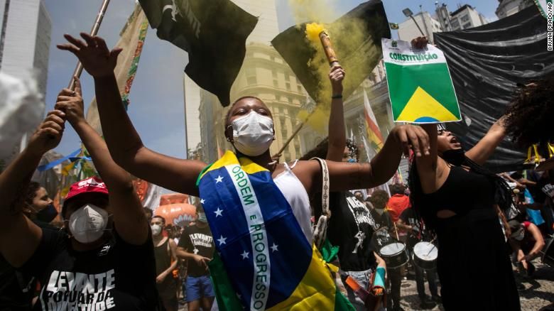 У Бразилії вимагають відставки президента Болсонару тисячі демонстрантів