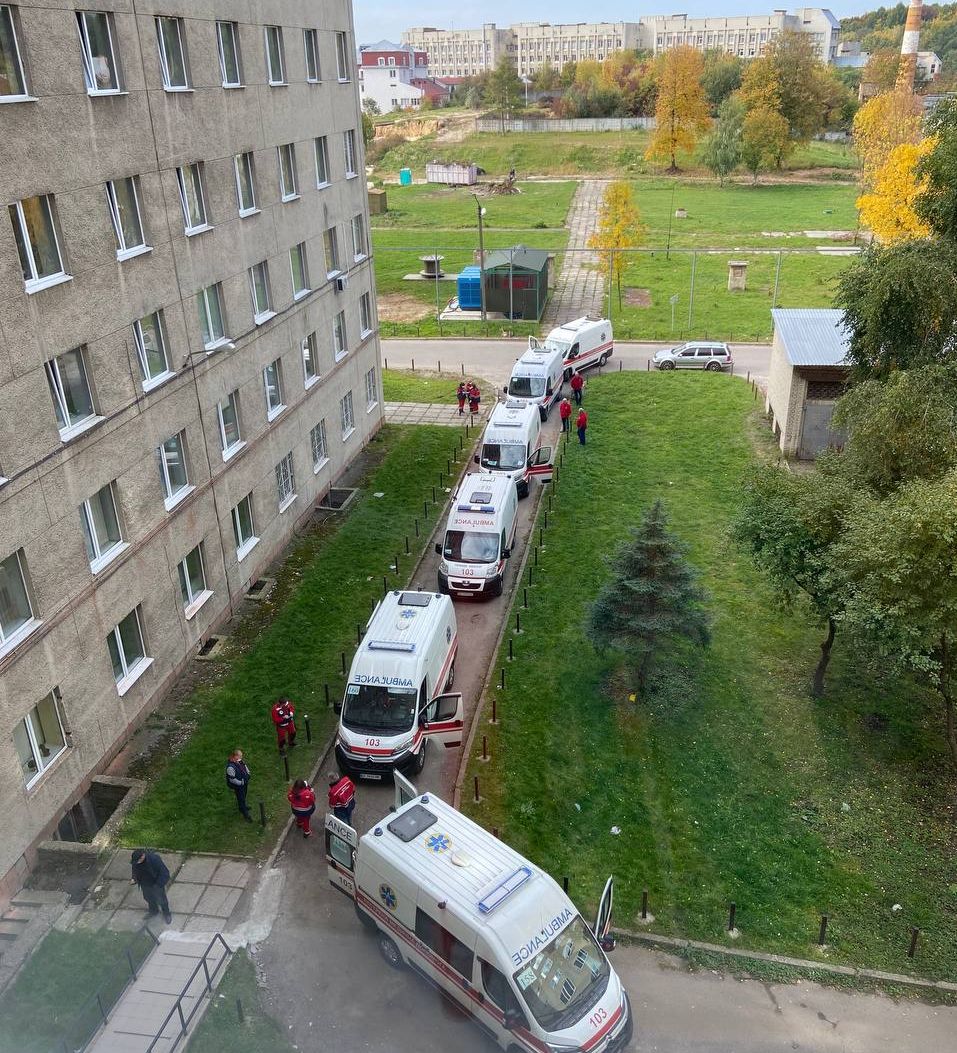 Коронавірус: біля лікарні у Львові виникла черга «швидких» з інфікованими