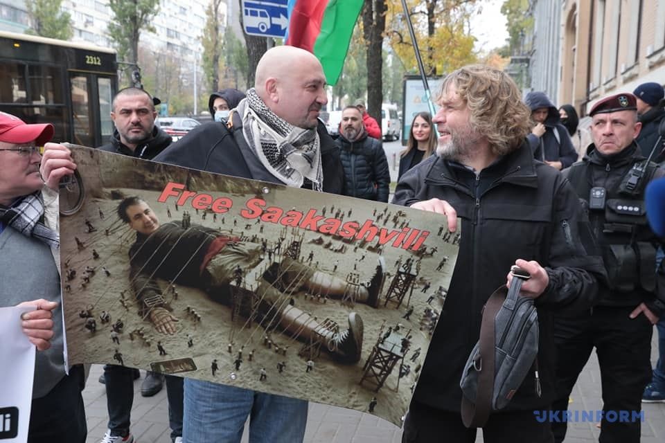 У Києві пікетують посольство Грузії: «винуватець» - Саакашвілі