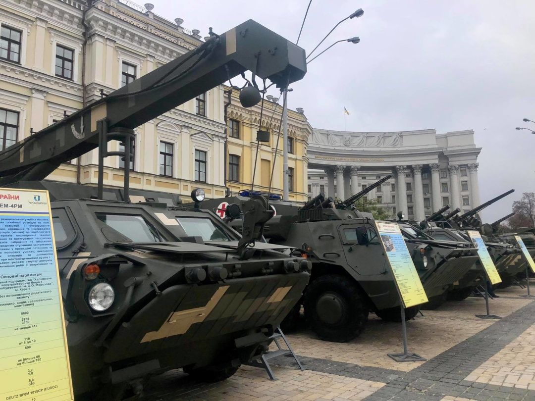 До Дня захисників у Києві відкрилася виставка військового озброєння