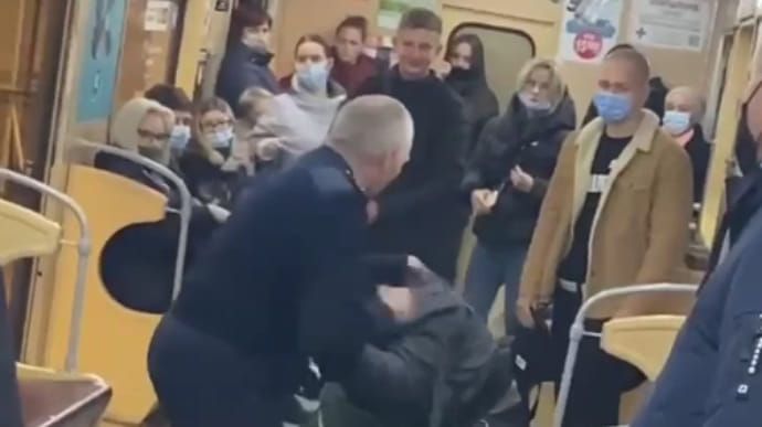 У Харкові машиніст потяга метро побив хамовитого пасажира, відео