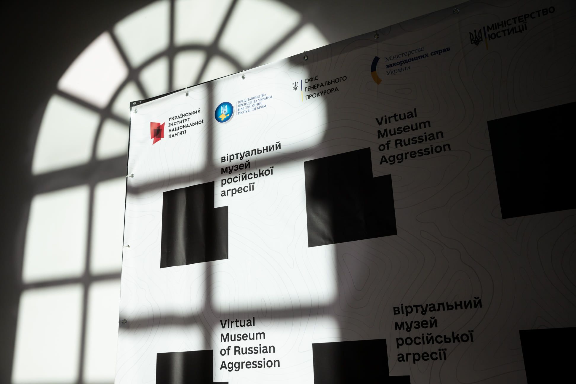 Портал містить об’єктивну інформацію про ключові події та злочини російських окупантів.