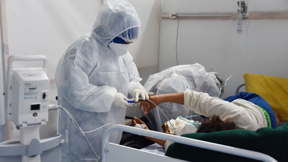 Померли десятки тисяч медиків у боротьбі з пандемією– ВООЗ