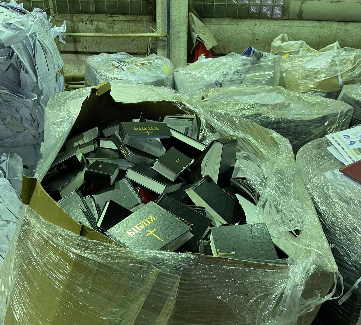 Переробка з «Божою поміччю»: тисячі Біблій здали на завод у Броварах