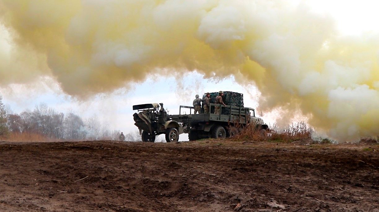Особовий склад роти РХБЗ виставив димову завісу та виконав інші дії із забезпечення прикриття військ ними.