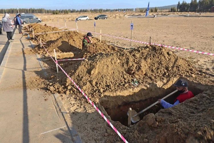Учасники чемпіонату в Улан-Уде повинні були викопати могили певного розміру.