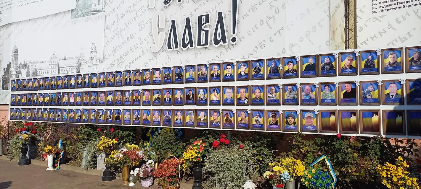 У центрі Чернівців потрощили портрети на алеї загиблих героїв АТО, фото