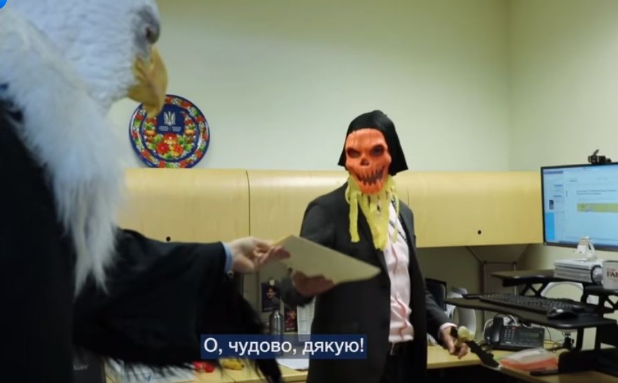 Посольство США привітало українців з Гелловіном, згадавши про дезінформацію РФ, відео