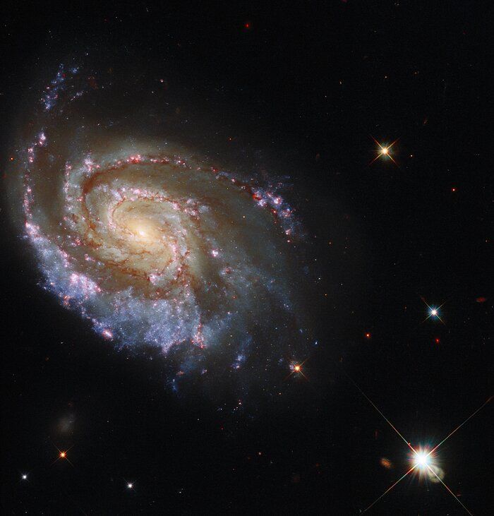 Hubble показав спіральну галактику після подвійного вибуху наднових зірок