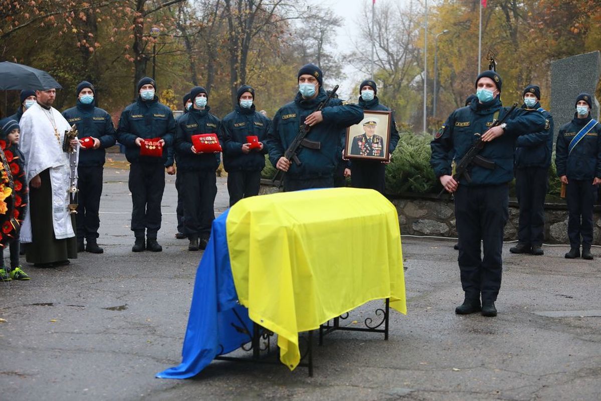 Легендарний ветеран Іван Залужний похований з військовими почестями у Запоріжжі, фото