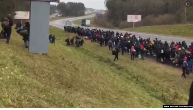Колона мігрантів прямує із Білорусі до польського кордону