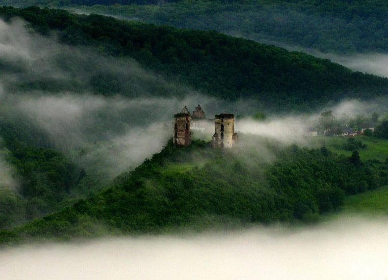 Червоний замок по праву несе назву найтаємничішого замку України.
