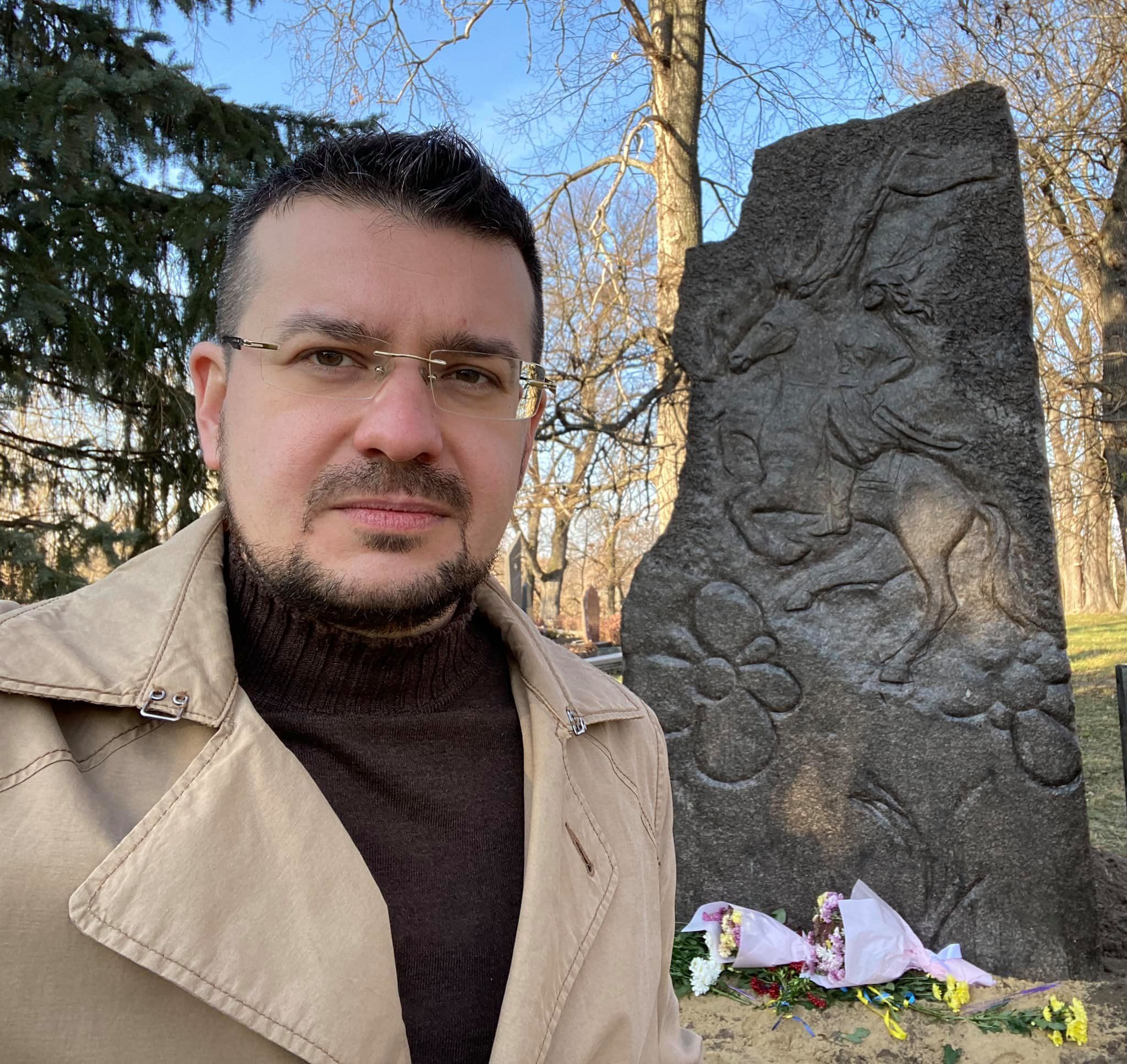 Історик Олександр Алфьоров біля пам'ятника отаманці Марусі у Коростишеві.