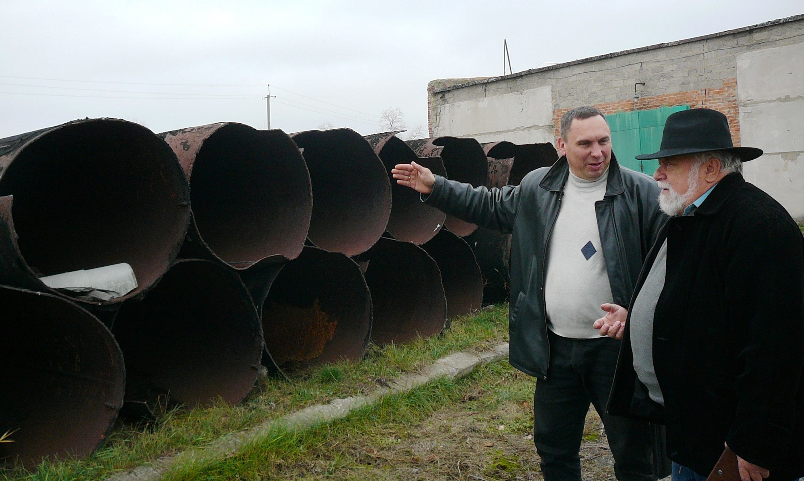 Володимир Кириленко (на передньому плані) та Юрій Бовкун демонструють труби,  які вдалося буквально вихопити з рук зловмисників під час багатьох попередніх крадіжок.