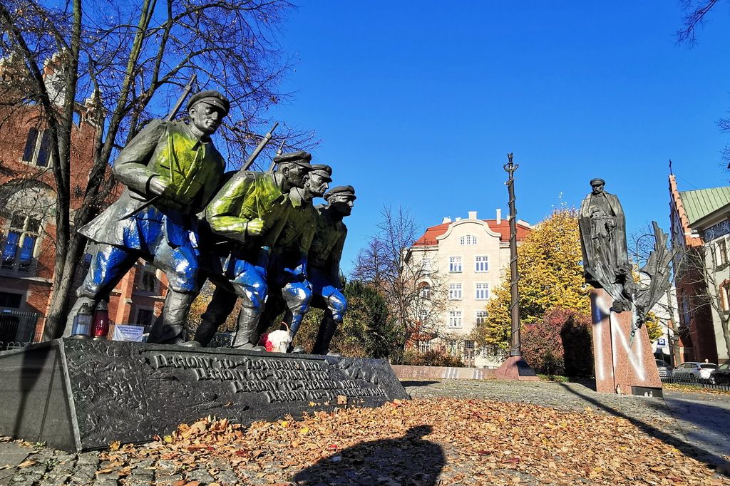 Обмальований пам'ятник Легіонової четвірки у Кракові.