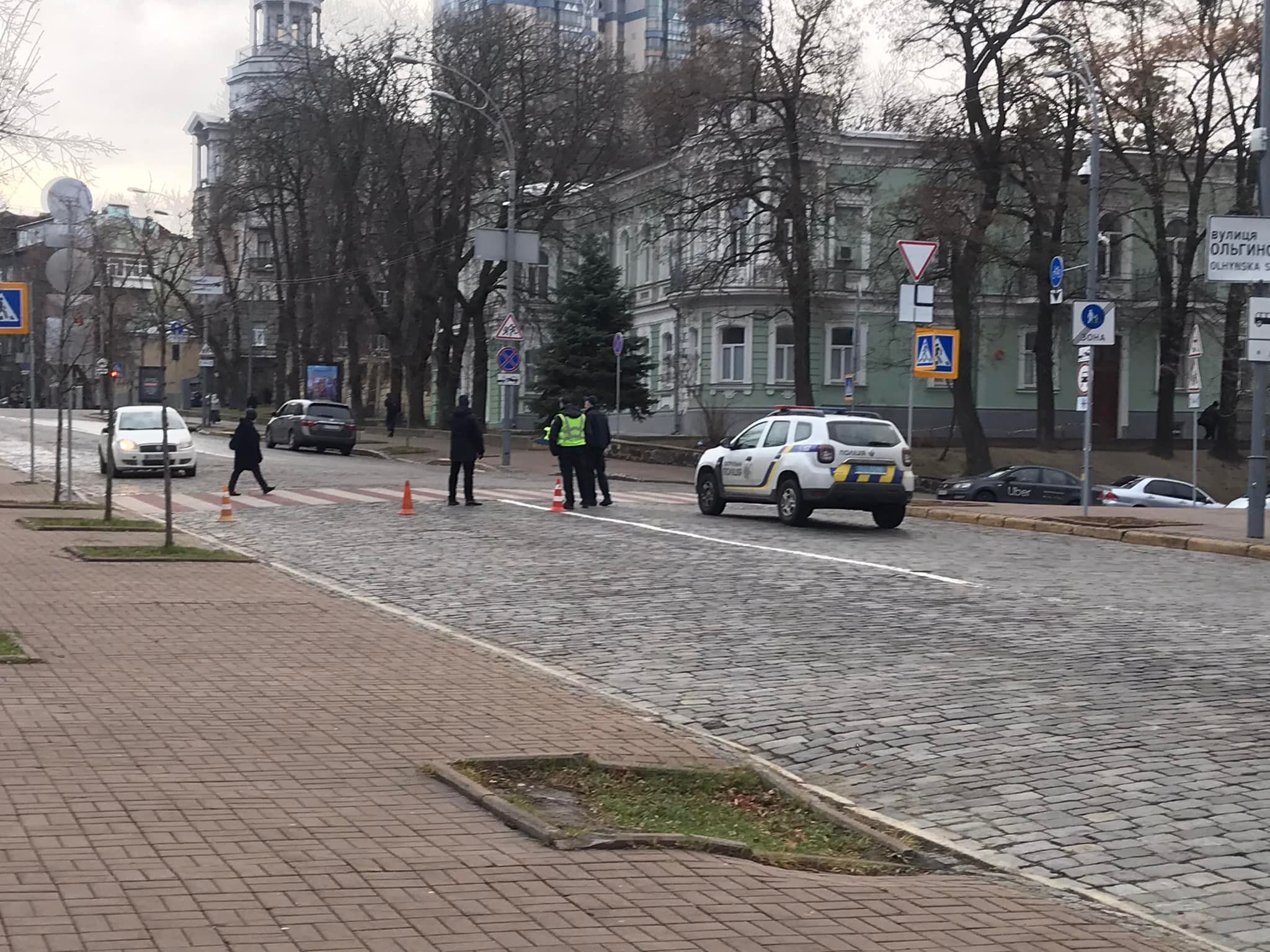 Поліція оточила місце урочистостей на Євромайдані і нікого не пускала доки Зеленський не поїде.