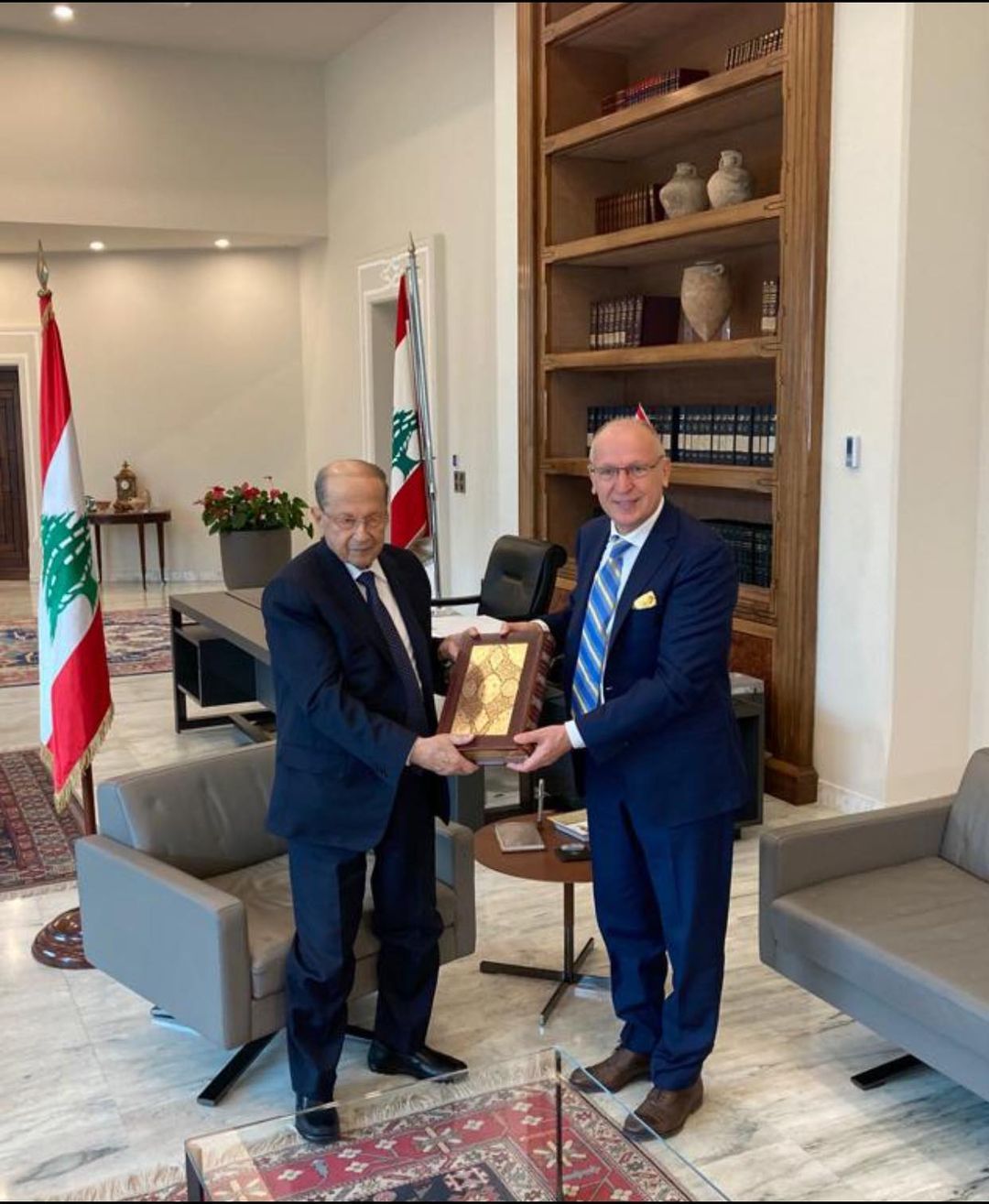 Ігор Осташ нещодавно подарував факсиміле Мазепинського  Євангелія президенту Лівану Мішелю Ауну.