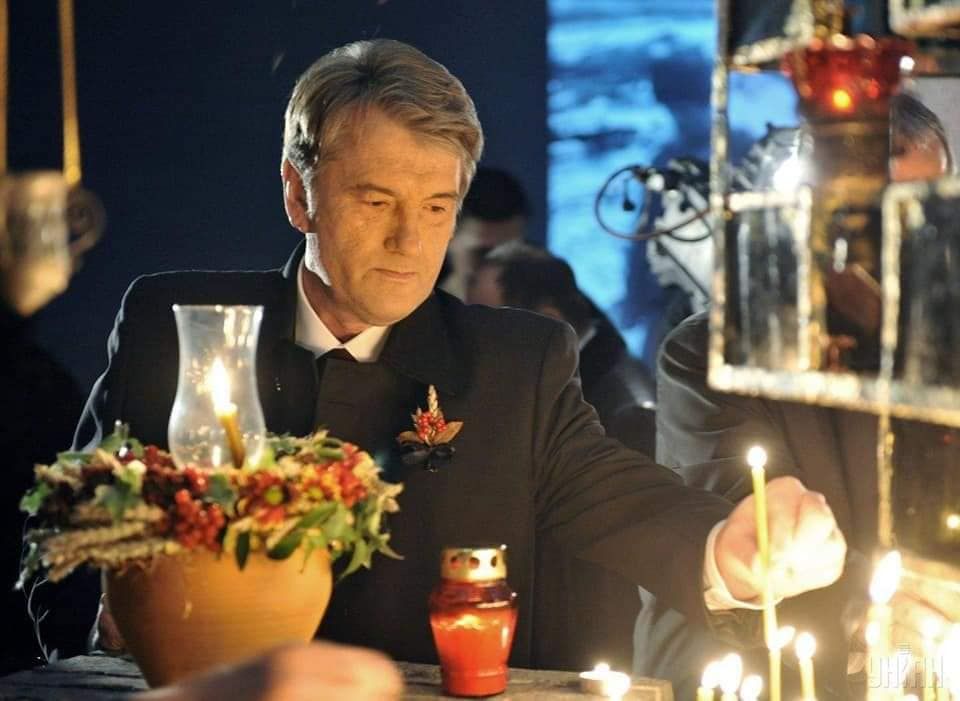 Віктор Ющенко запалив Свічку пам'яті.
