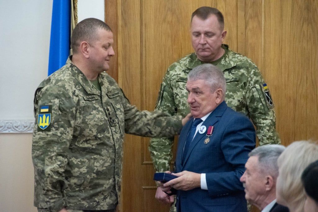 Генерал-лейтенанти Валерій Залужний і Сергій Шаптала під час спілкування із батьком полеглого воїна.