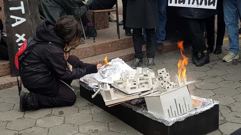 У Харкові студенти палять свої макети на знак протесту