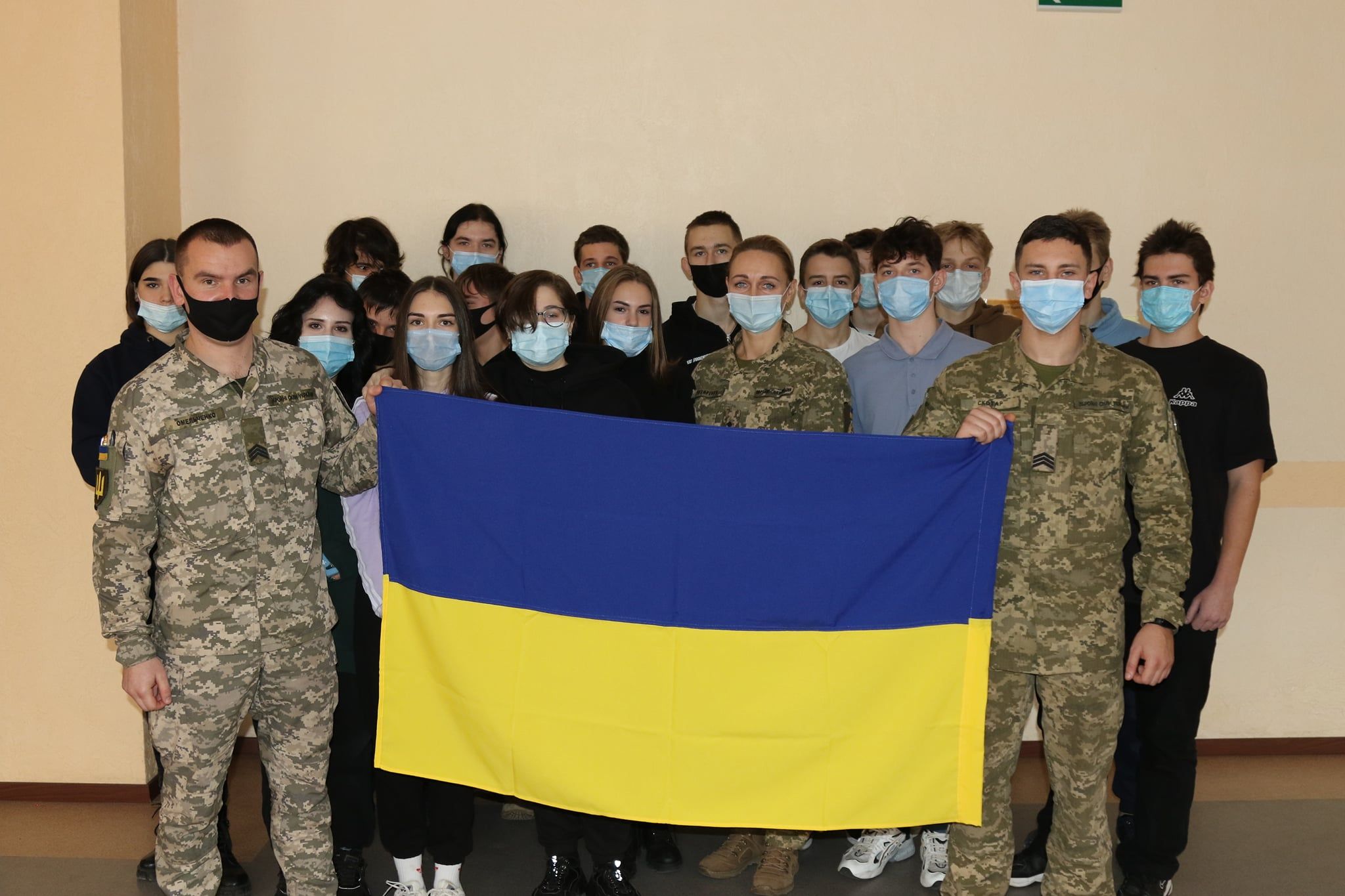 Військовослужбовці ОК“Південь” взяли участь у флешмобі під час уроку мужності в Одеській ЗОШ №62.