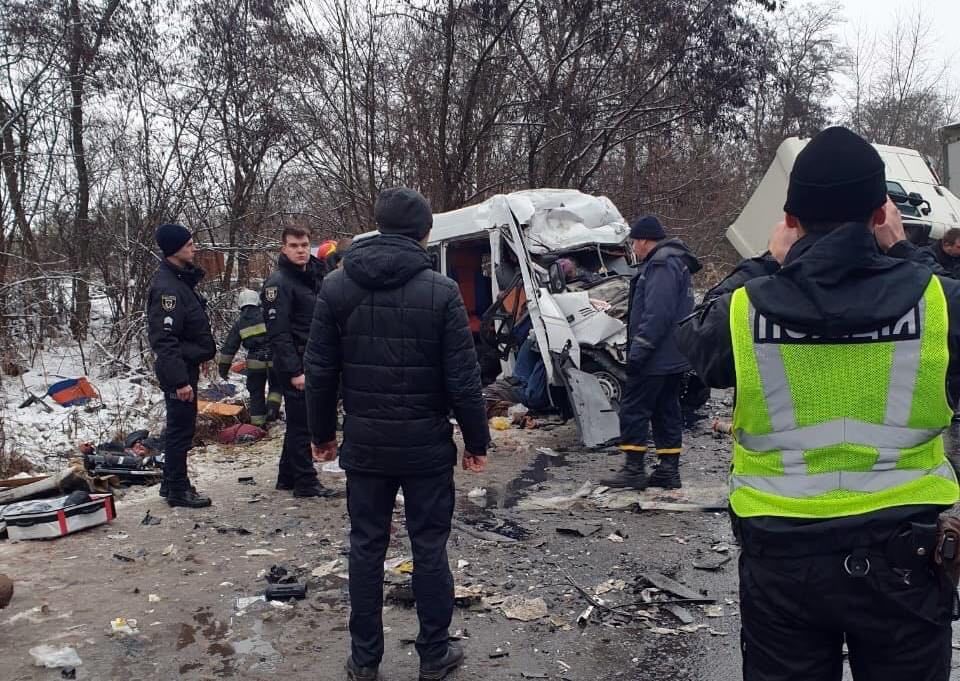 На Чернігівщині вантажівка протаранила маршрутку: 13 загиблих, фото