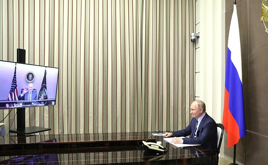 Байден і Путін говорять онлайн: Кремль попередять про санкції