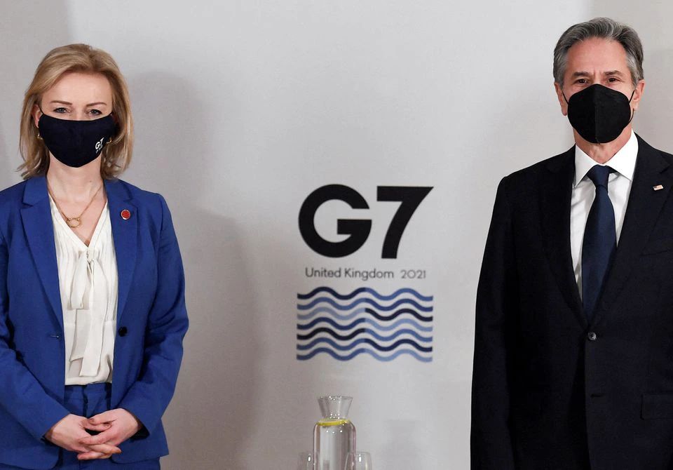 Міністр закордонних справ Великої Британії Ліз Трасс і Держсекретар США Ентоні Блінкен під час зустрічі G7 у Ліверпулі.