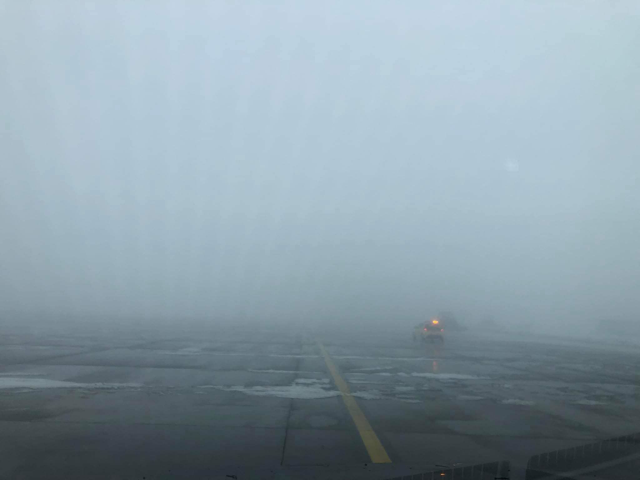 У Львівському аеропорту масові затримки і скасування рейсів спричинені сильним туманом