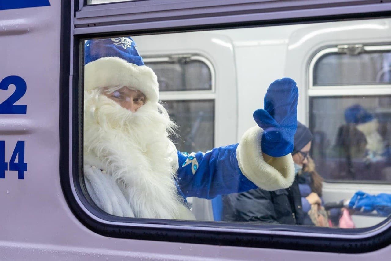 Київська дитяча залізниця відкрила рух поїздів на зимові свята, фото