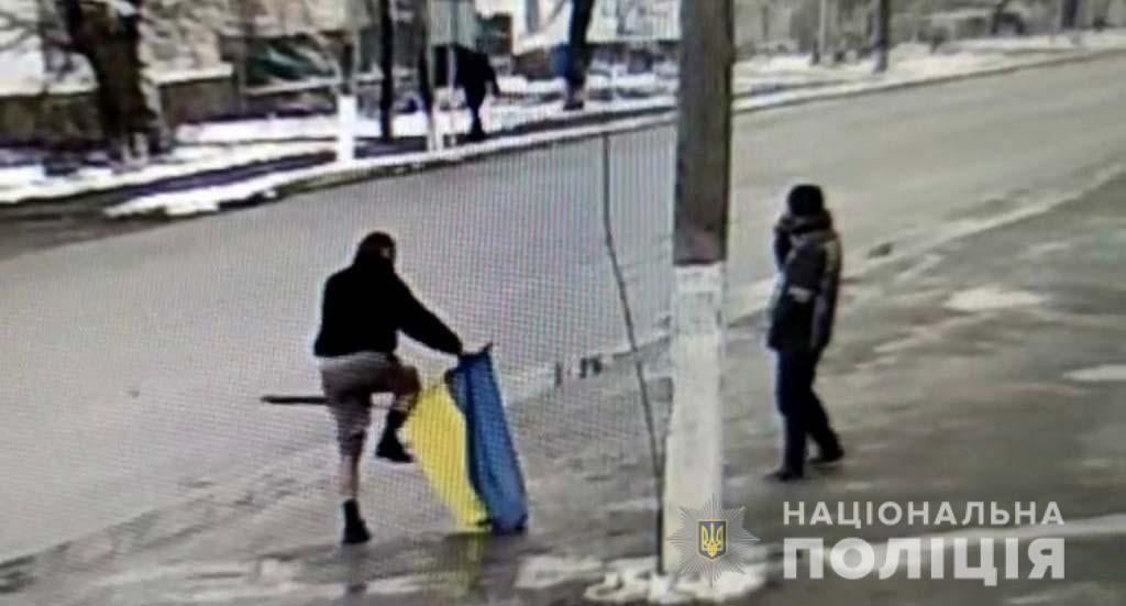 Під Синельниковим затримали чоловіка за наругу над прапором України