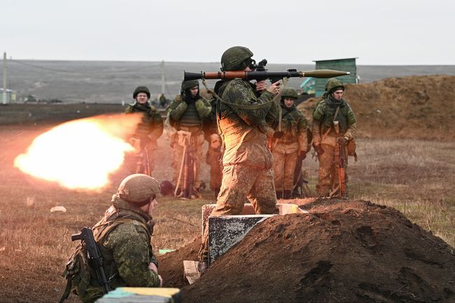 Росія проведе масштабні військові  навчання  в анексованому Криму