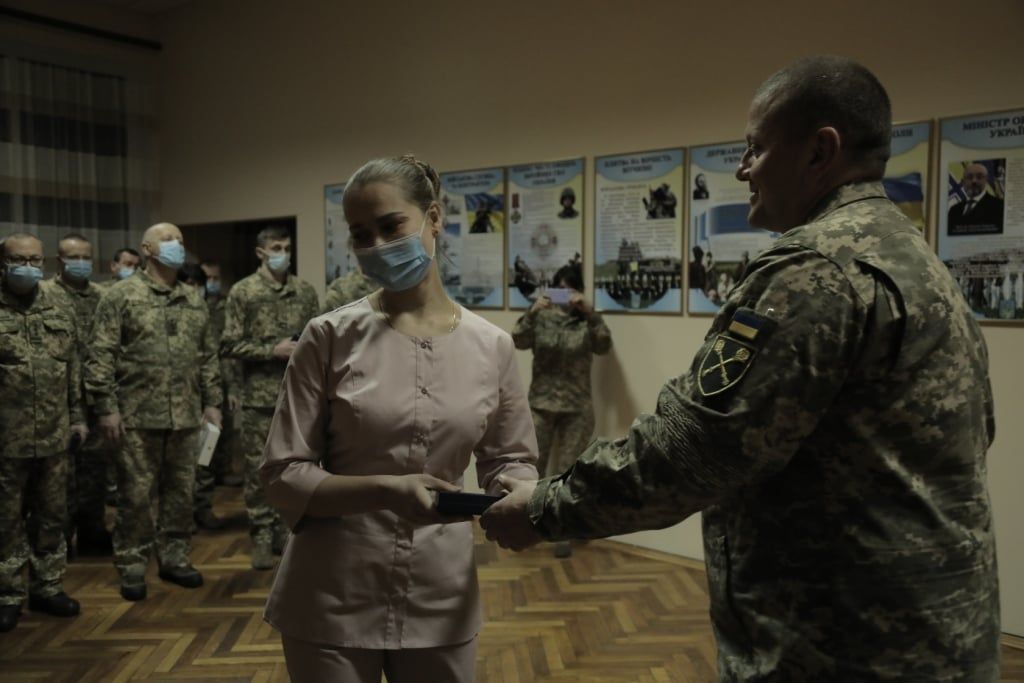 Валерій Залужний (ліворуч) обіцяє, що українки зможуть якомога комфортніше стати на військовий облік.