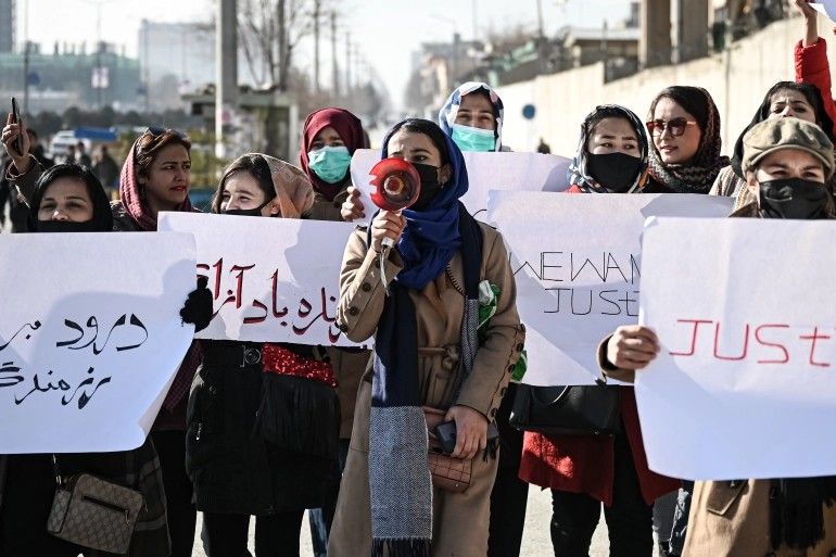 Жінки тримають плакати під час протесту в Кабулі з вимогою припинити ймовірні позасудові вбивства колишніх чиновників