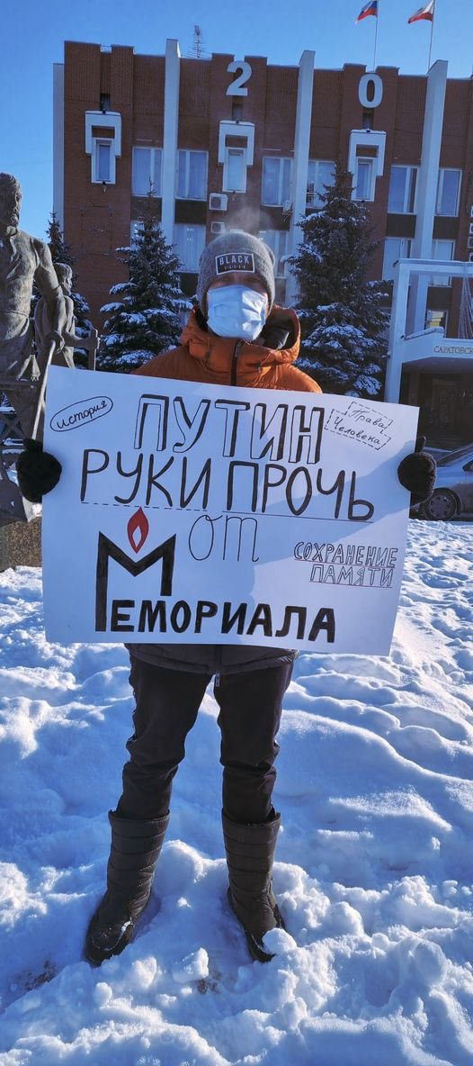 Росіянин Володимир Швачкін вийшов у  Саратові на підтримку «Меморіалу» на  одиночний пікет. Аналогічні акції  відбулися й в інших містах Росії.