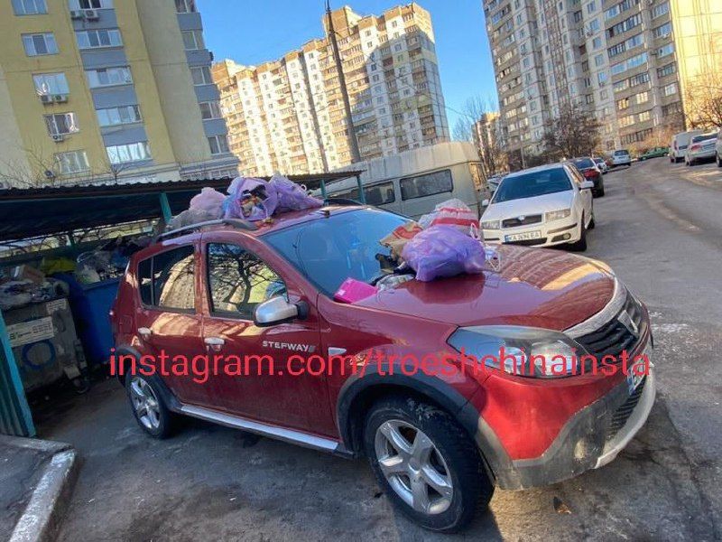 На Троєщині у Києві накидали сміття на авто за порушення правил паркування