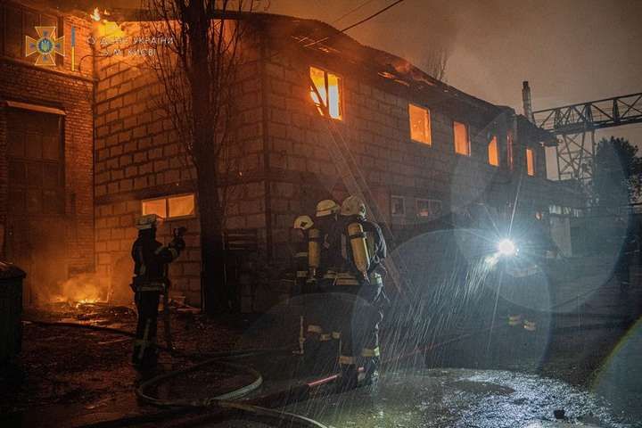 Столичні рятувальники вночі ліквідували масштабну пожежу