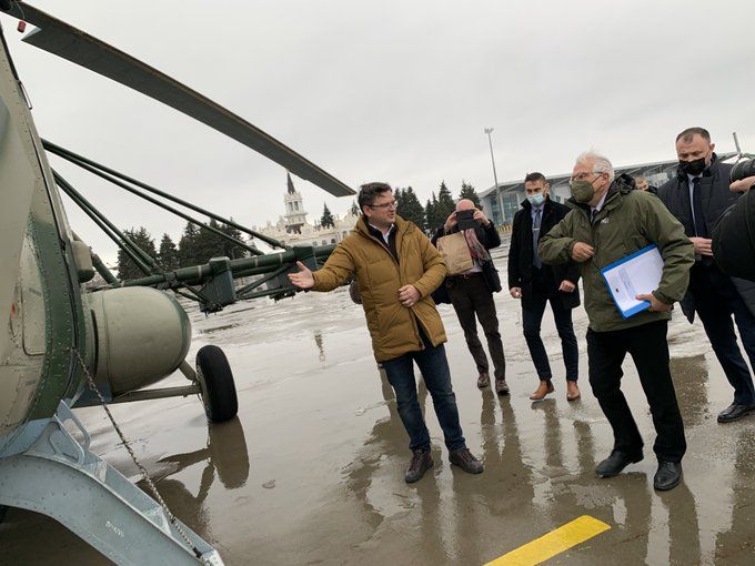 Жозеп Боррель під час візиту на Донбас.