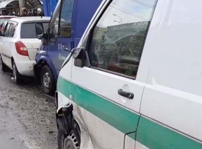 На проспекті Науки в Києві на слизькій дорозі п’ять автівок потрапили в ДТП, вишикувавшись «паровозиком»