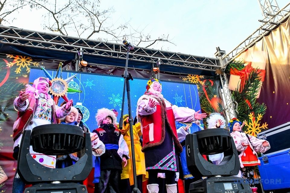 На острові Хортиця, що в Запоріжжі, відсвяткували Різдво по-своєму: тут провели «Козацьку коляду». Це вже 9-й фестиваль козацьких забав, розваг, лицарських турнірів, шабельних боїв. Ну і, звісно ж, вертепів.