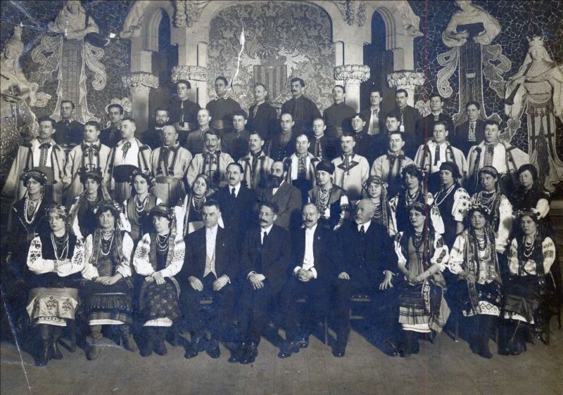 Хор Кошиця, який доніс «Щедрик» усьому світу,  у 1921 році. Барселона.