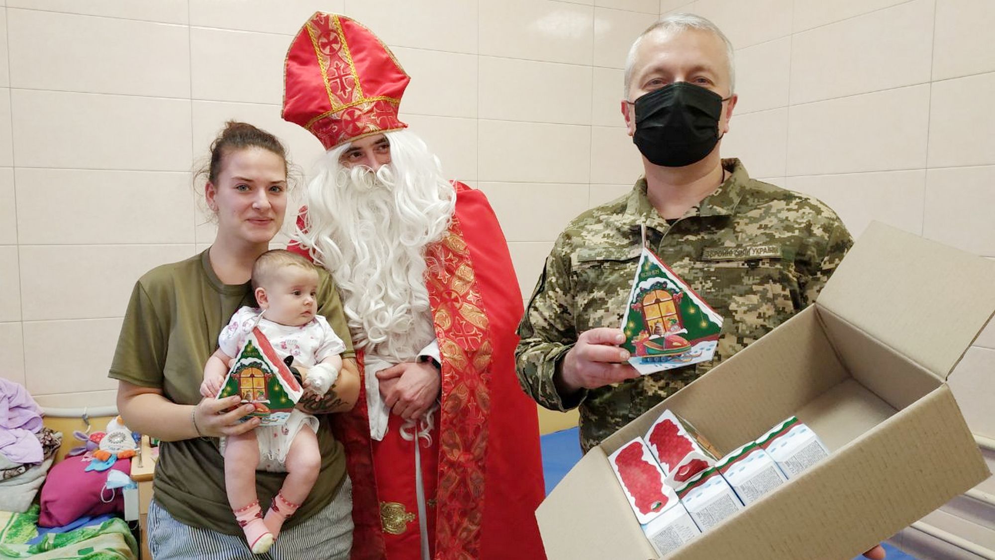 Від військових святкові подарунки отримали діти в лікарнях у районі ООС