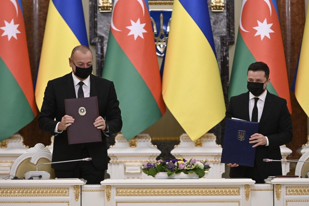 Україна і Азербайджан підписали шість двосторонніх документів