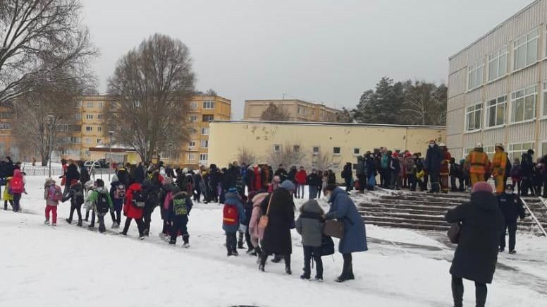 У Києві в десятках шкіл шукають вибухівку
