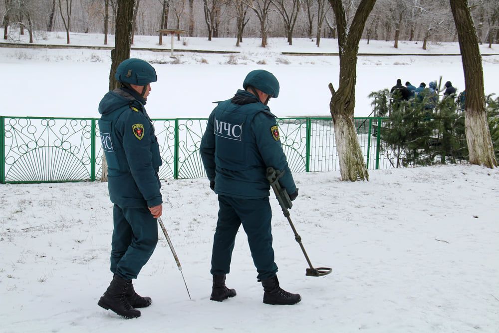 Сепаратисти обстежують територію навколо водойми у Петровському районі Донецька.