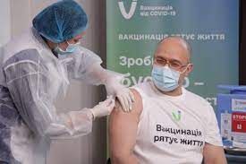 Першим отримав бустерну дозу вакцини проти коронавіруса прем’єр -міністр Денис Шмигаль