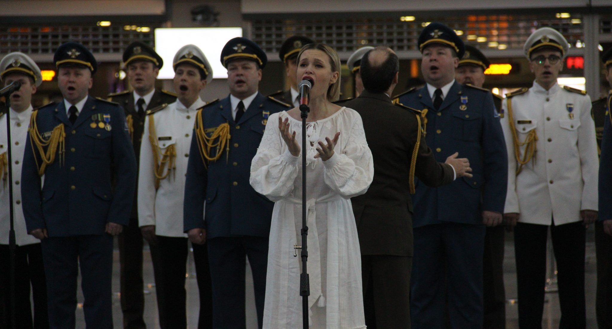 Всеукраїнська акція пам'яті «кіборгів»: у семи аеропортах України лунала жива музика, фото